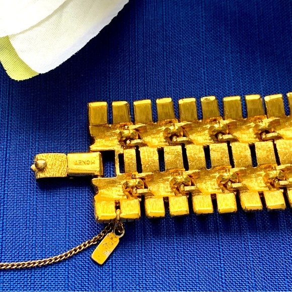 Vintage Monet Bold Dramatic Gold-tone Bracelet. - Picture 6 of 9
